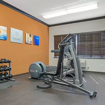 Does Comfort Suites Alexandria, Louisiana, offer a fitness center?
