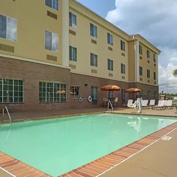 Does Comfort Suites Alexandria, Louisiana, have a pool?